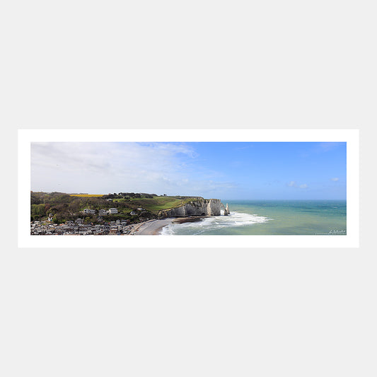 Photographie panoramique du golf sur les falaises à Etretat, avec la porte d'aval, l'aiguille, la ville et la plage au printemps par mer calme, Côte d'Albâtre, Seine-Maritime, Normandie, France.