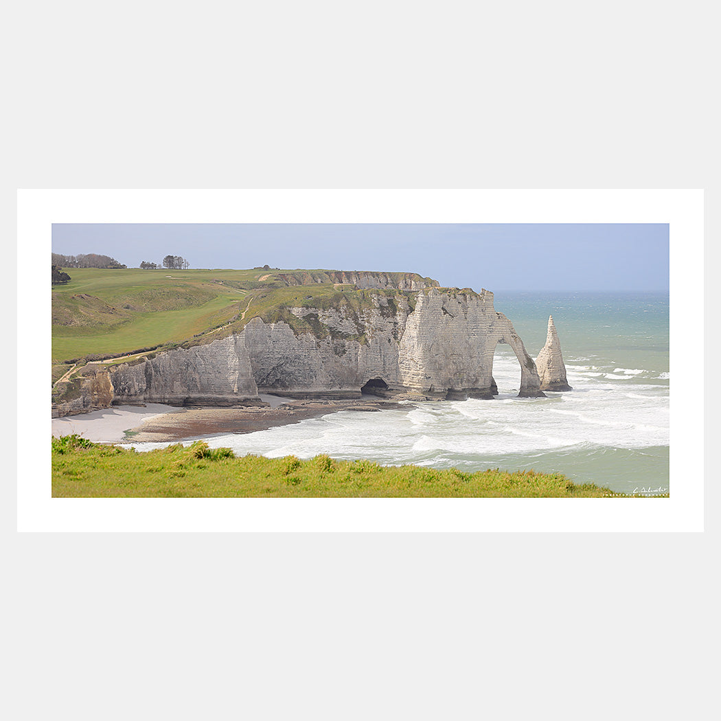 Photographie des falaises à Etretat, avec la porte d'aval, l'aiguille et la plage par vent fort au printemps, Côte d'Albâtre, Seine-Maritime, Normandie, France.