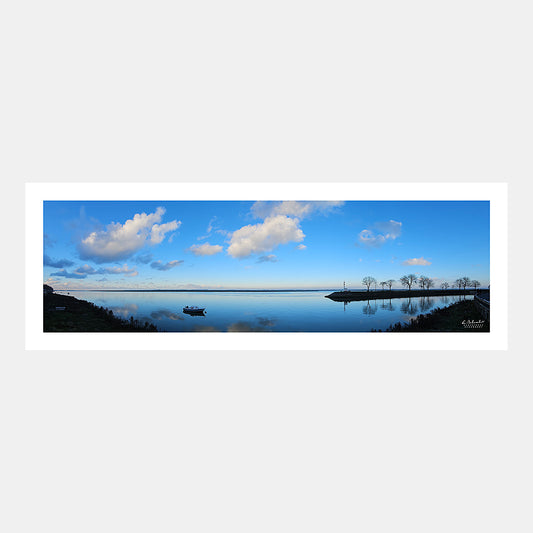 Photographie panoramique ultra grand-angle de la baie de Somme à l'heure bleue en automne depuis Saint-Valery-sur-Somme, Baie de Somme, Côte Picarde, Somme, Hauts-de-France, France.