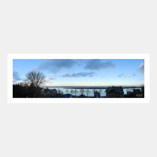 Photographie panoramique ultra grand-angle de la baie de Somme au crépuscule depuis les remparts de Saint-Valery-sur-Somme, Baie de Somme, Côte Picarde, Somme, Hauts-de-France, France.