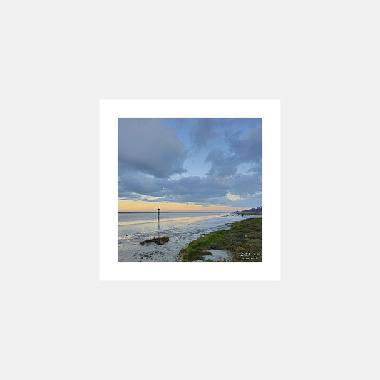 Photographie de Saint-Valery-sur-Somme depuis le Cap Hornu à marée haute au soleil couchant, Baie de Somme, Côte Picarde, Somme, Hauts-de-France, France.