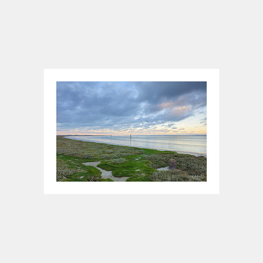 Photographie de la baie de Somme depuis le Cap Hornu à marée haute au couchant, Côte Picarde, Somme, Hauts-de-France, France.