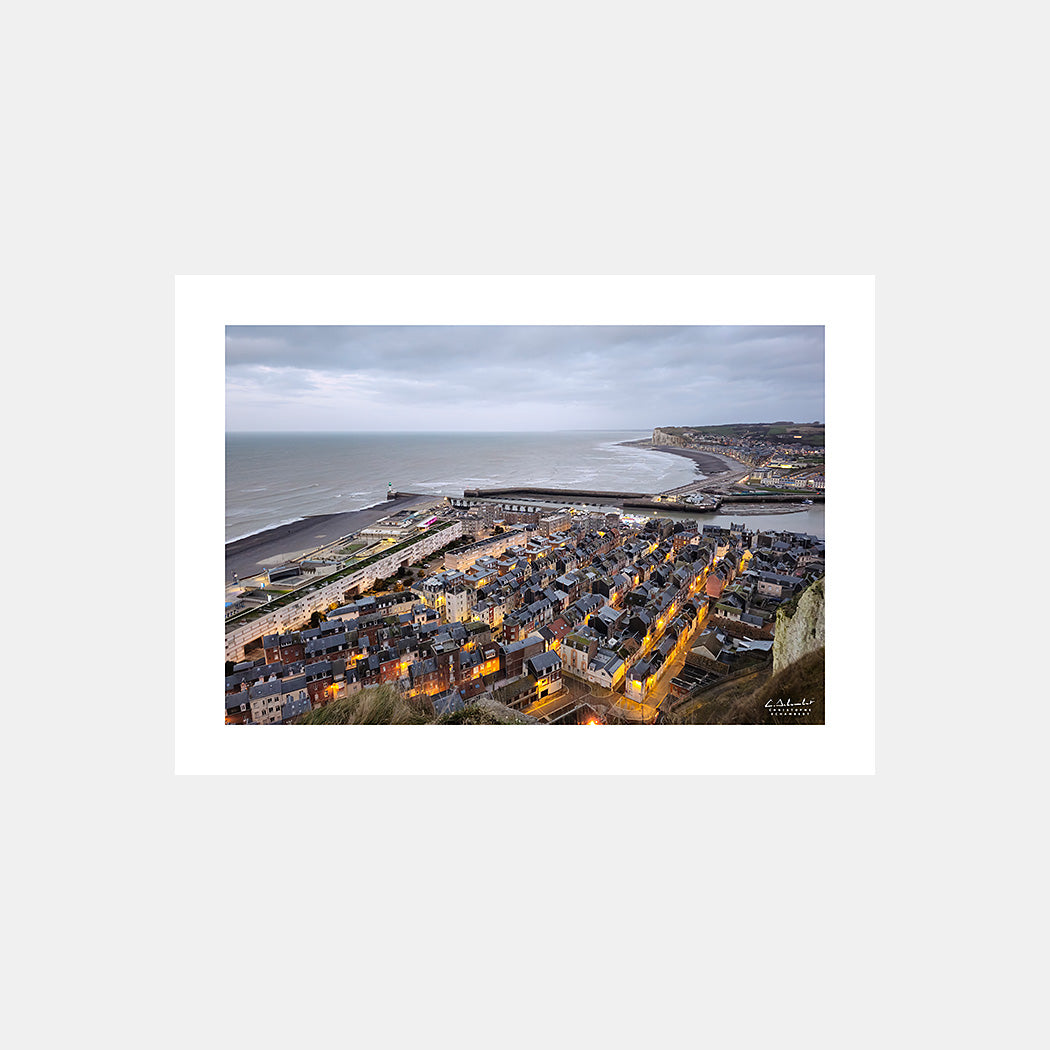 Photographie de la mer et des villes du Tréport et de Mers-les-Bains depuis les falaises au crépuscule en hiver, Côte d'Albâtre, Seine-Maritime, Normandie, France.