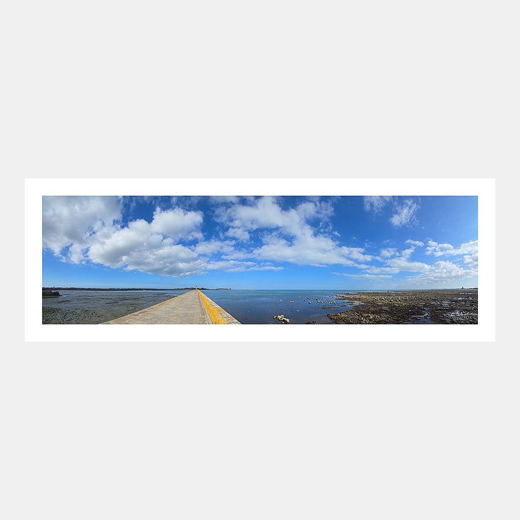 Photographie panoramique de la jetée de Saint-Vaast-la-Hougue avec l'île Tatihou en été, dans le Cotentin en Normandie, France.