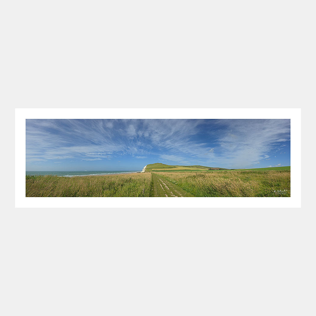 Photographie panoramique ultra grand-angle de la mer et des collines du Cap Blanc-Nez depuis le chemin des douaniers en haut des falaises en été, Côte d'Opale, Pas-de-Calais, Hauts-de-France, France.