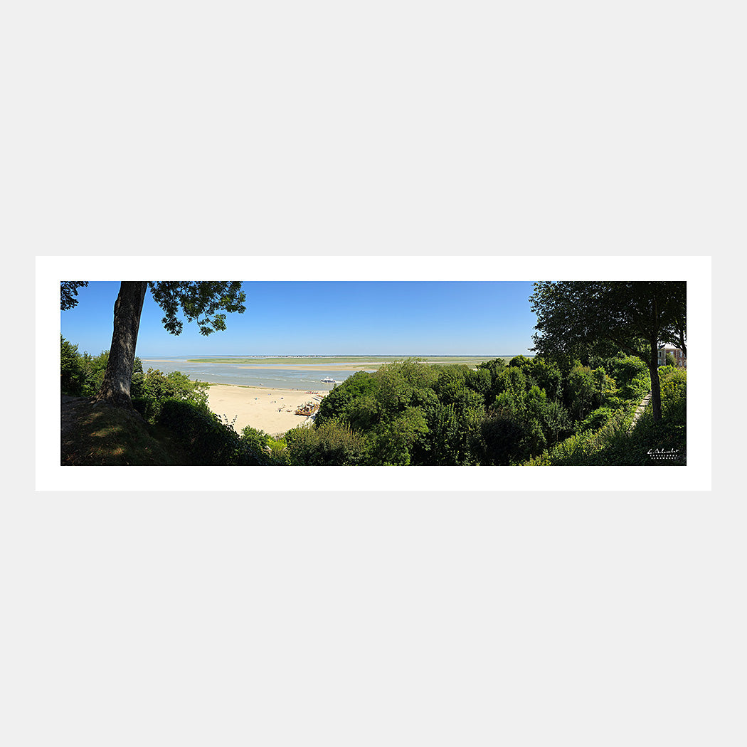 Photographie panoramique ultra grand-angle de la baie de Somme en été depuis les tours Guillaume de la ville médiévale de Saint-valery-sur-Somme, Baie de Somme, Côte Picarde, Somme, Hauts-de-France, France.