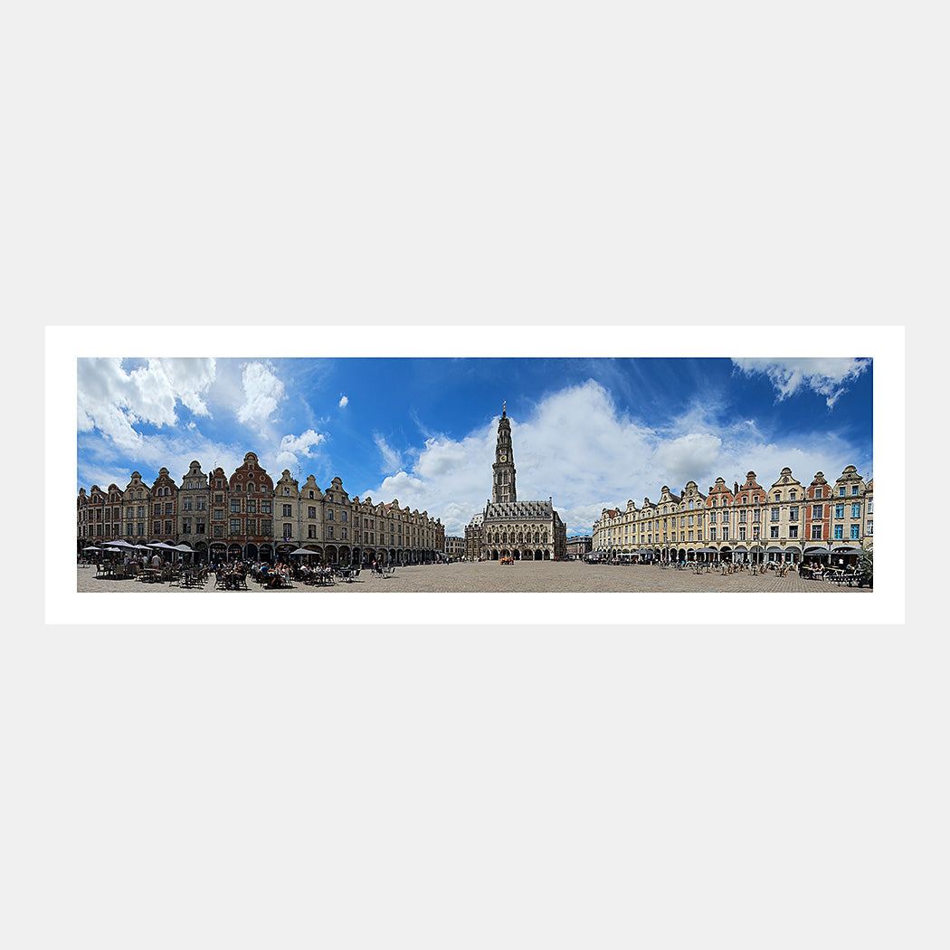 Photographie panoramique ultra grand-angle de la Place des Héros avec le beffroi à Arras, en Artois dans le Pas-de-Calais, Hauts-de-France, France.