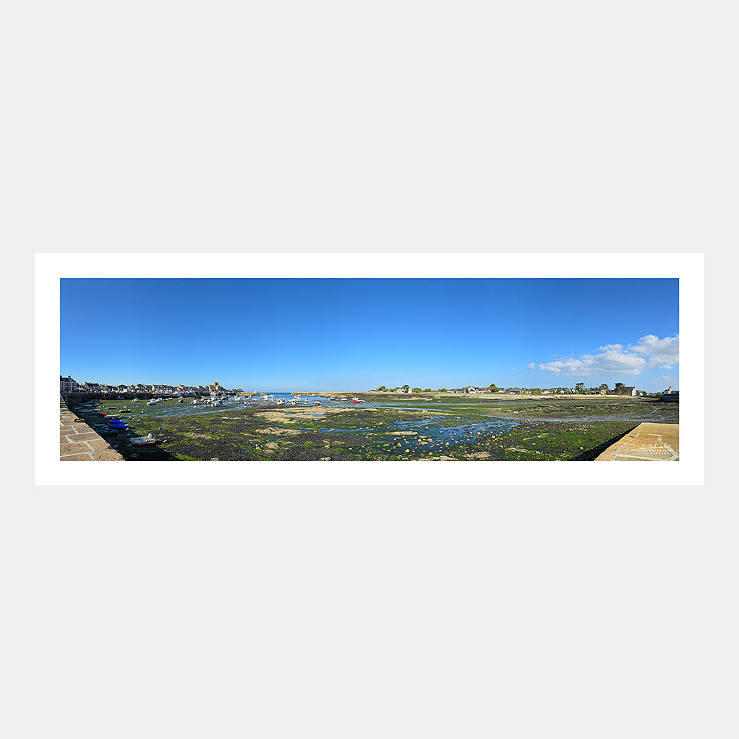 Photographie panoramique des quais du port de Barfleur le matin en été, dans le Cotentin en Normandie, France.