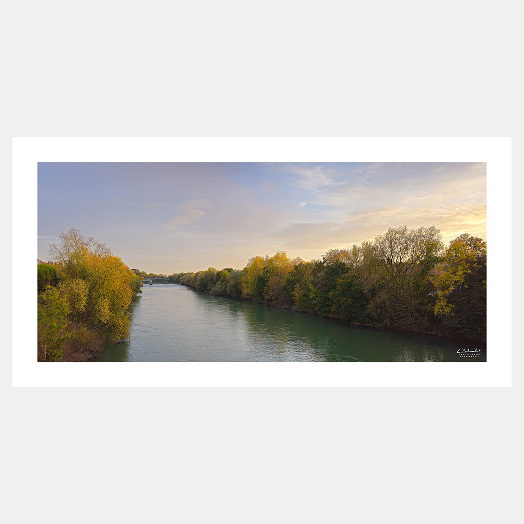 Photographie des rives de la Marne à Châlons-en-Champagne avec les arbres en automne au soleil couchant, Champagne, Marne, Grand Est, France.