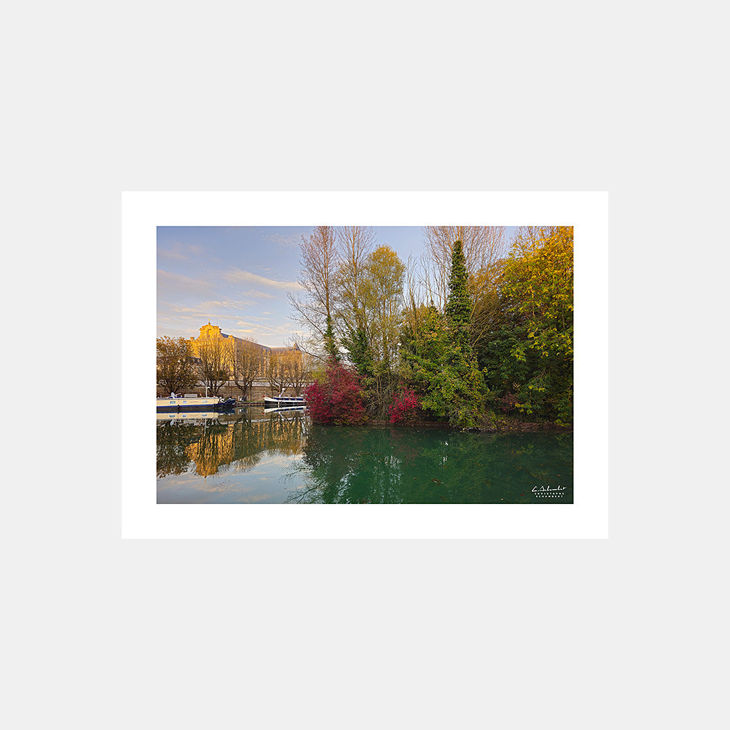 Photographie des rives du canal de la Marne à Châlons-en-Champagne avec la cathédrale en automne au soleil couchant, Champagne, Grand Est, Marne, France.