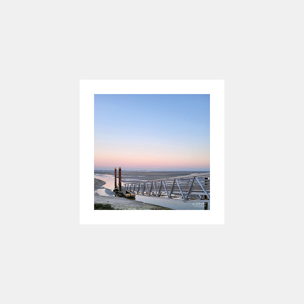 Photographie de la passerelle de l'embarcadère du port du Hourdel au soleil couchant, Baie de Somme, Côte Picarde, Somme, Hauts-de-France, France.