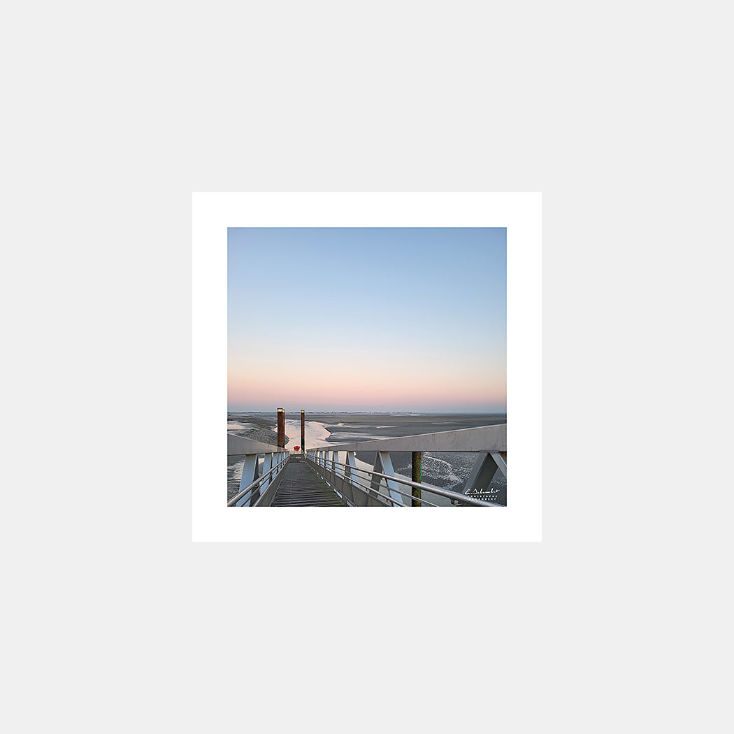 Photographie du front de mer du Crotoy depuis la passerelle du port du Hourdel dans la lumière rose du soleil couchant, Baie de Somme, Côte Picarde, Somme, Hauts-de-France, France.