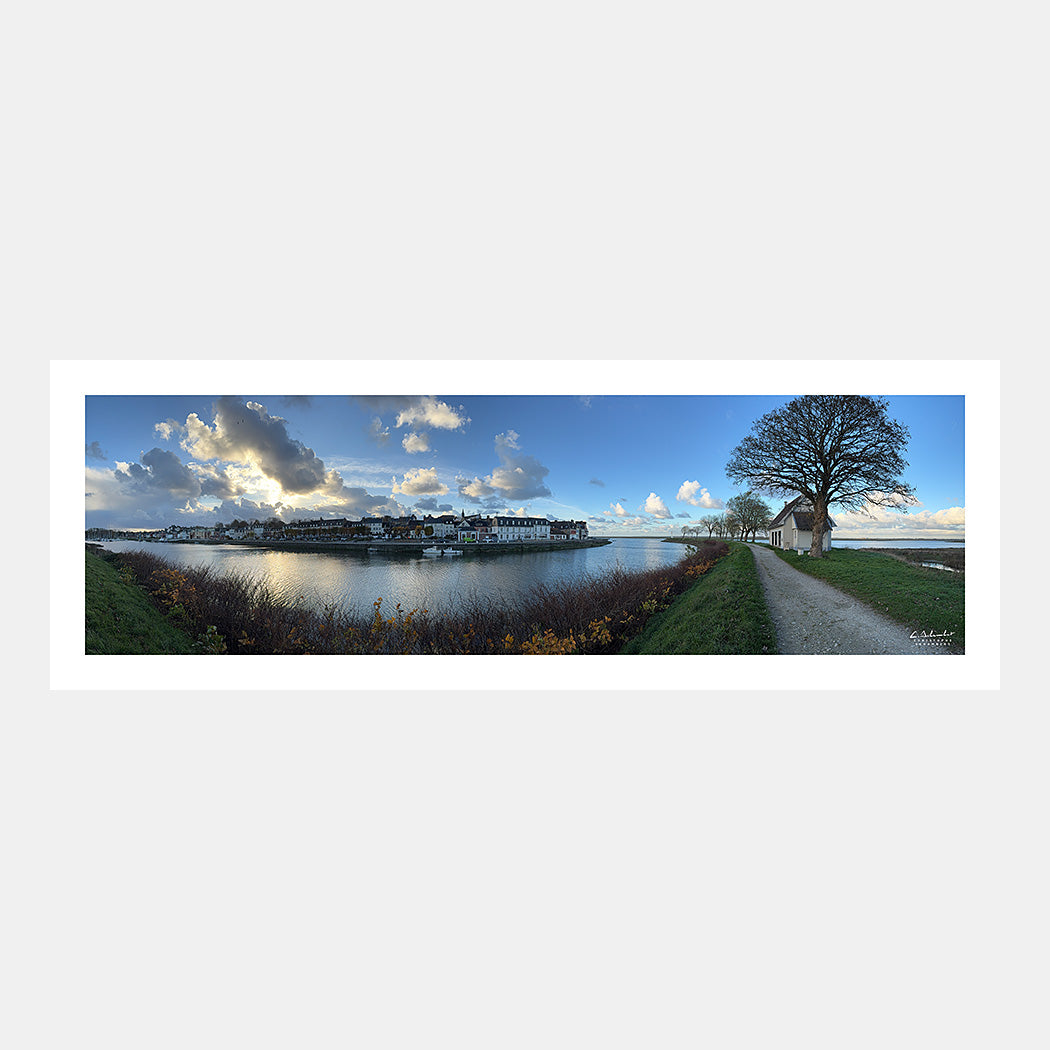 Photographie panoramique ultra grand-angle des voiliers et des quais du port de plaisance de Saint-Valery-sur-Somme depuis la digue avec vue sur la baie en automne au couchant, Baie de Somme, Côte Picarde, Somme, Hauts-de-France, France.