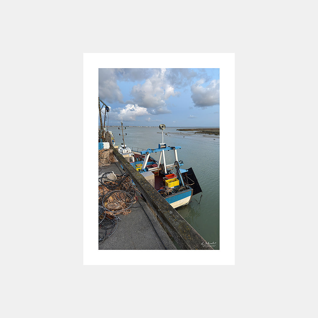 Photographie d'un bateau de pêche à quai au port du Hourdel à la tombée de la nuit, Baie de Somme, Côte Picarde, Somme, Hauts-de-France, France.