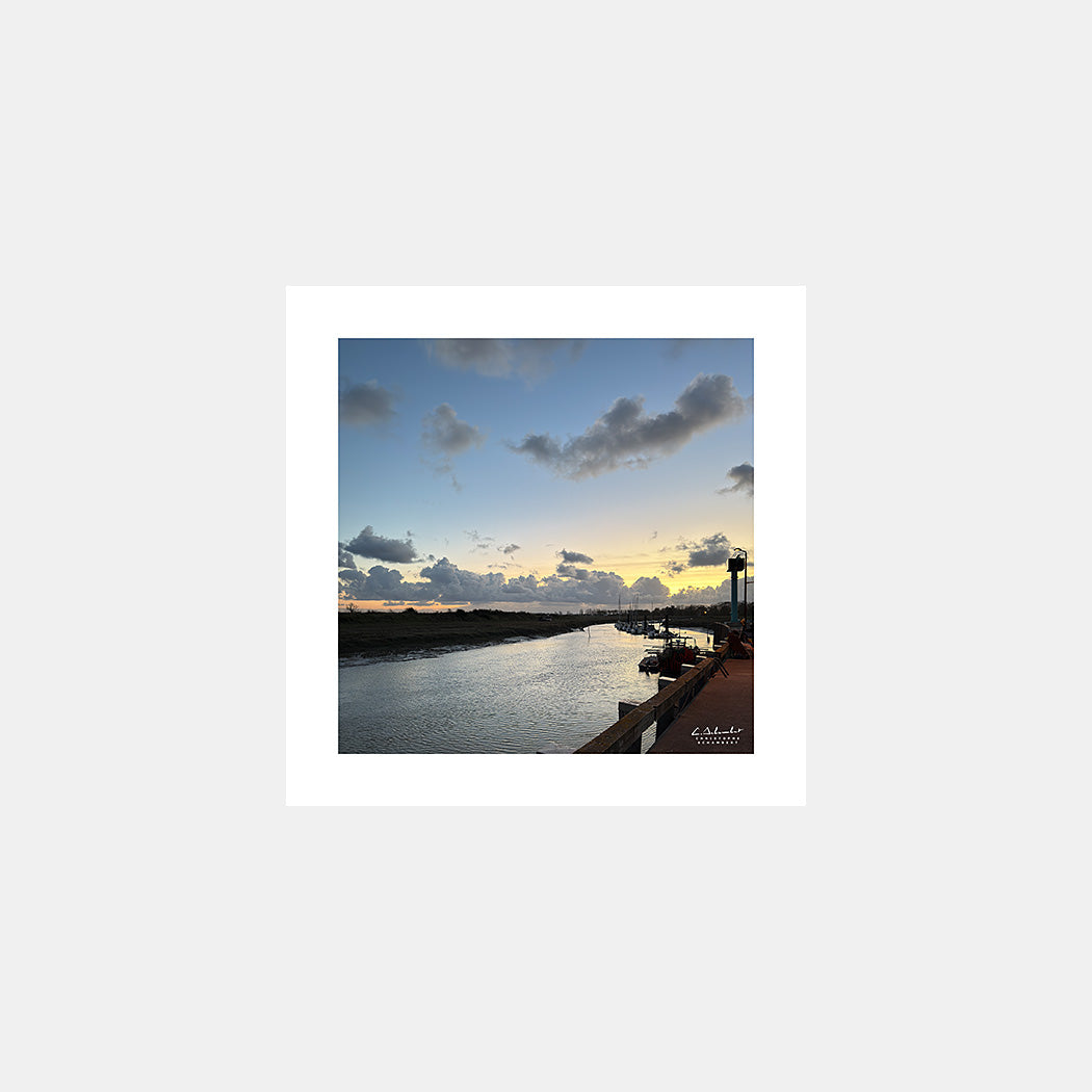 Photographie des bateaux du port de plaisance du Hourdel à la tombée de la nuit, Baie de Somme, Côte Picarde, Somme, Hauts-de-France, France.