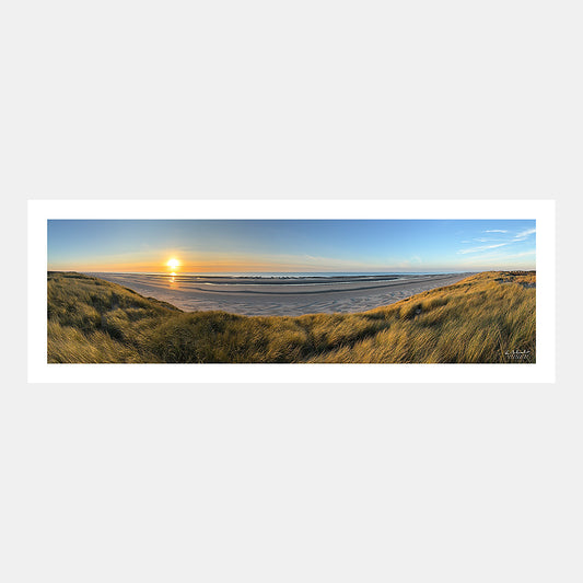 Photographie panoramique ultra grand-angle de la plage entre le Parc du Marquenterre et Quend à marée basse depuis les dunes sous un coucher de soleil, Côte Picarde, Somme, Hauts-de-France, France.