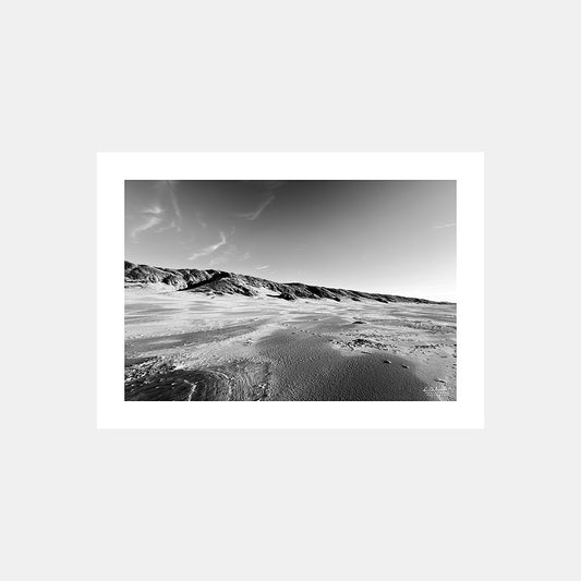 Photographie des dunes et de la plage entre le Parc du Marquenterre et Quend en noir et blanc intense, Côte Picarde, Somme, Hauts-de-France, France.